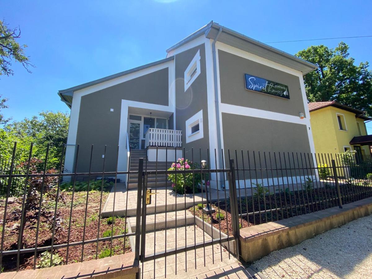 Spirit Homes Apartments Oroshaza Bagian luar foto