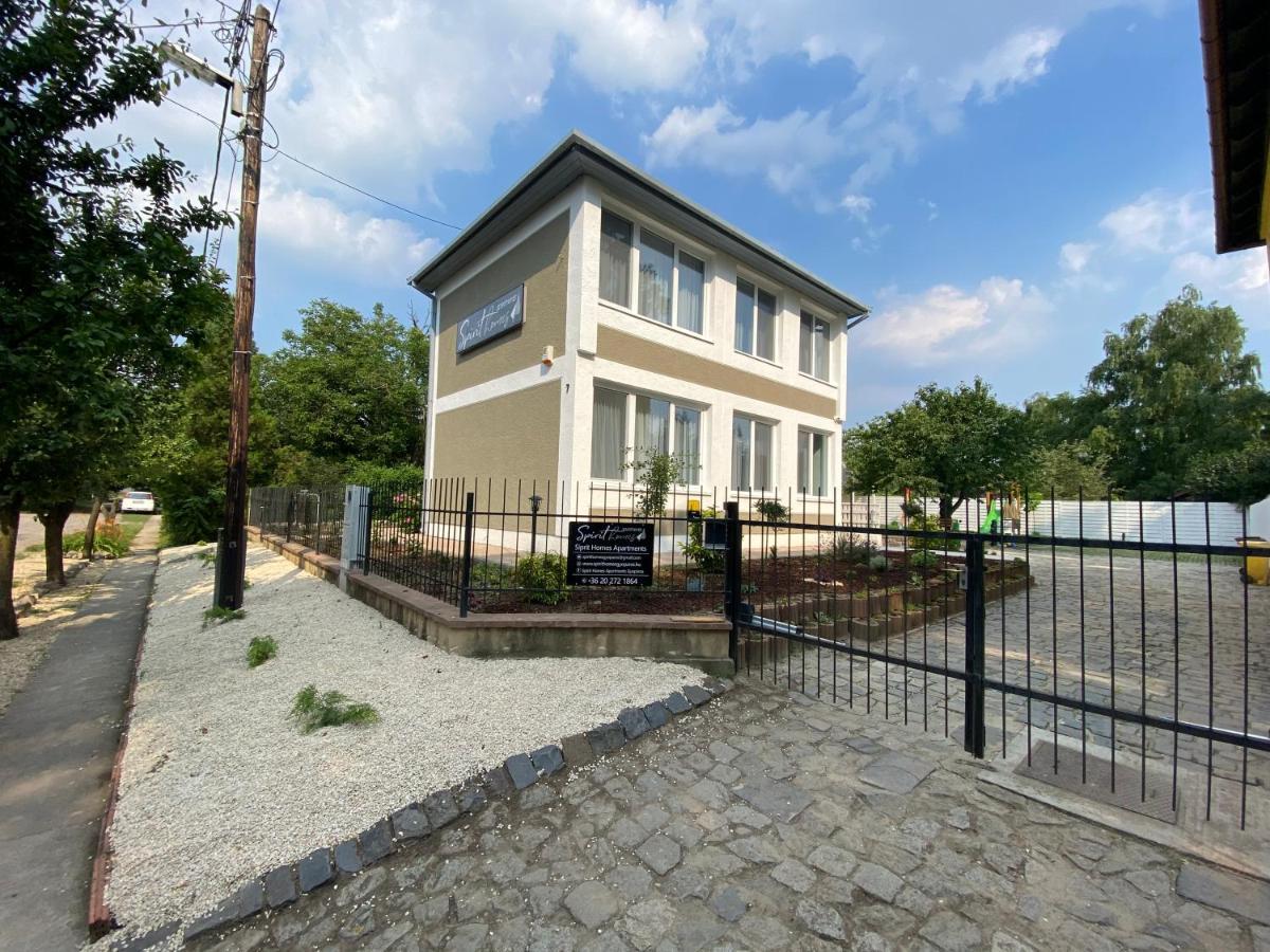 Spirit Homes Apartments Oroshaza Bagian luar foto