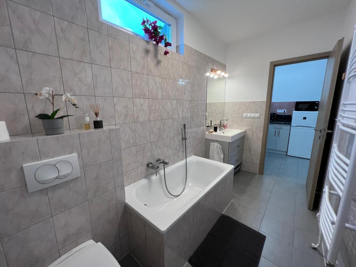Spirit Homes Apartments Oroshaza Bagian luar foto