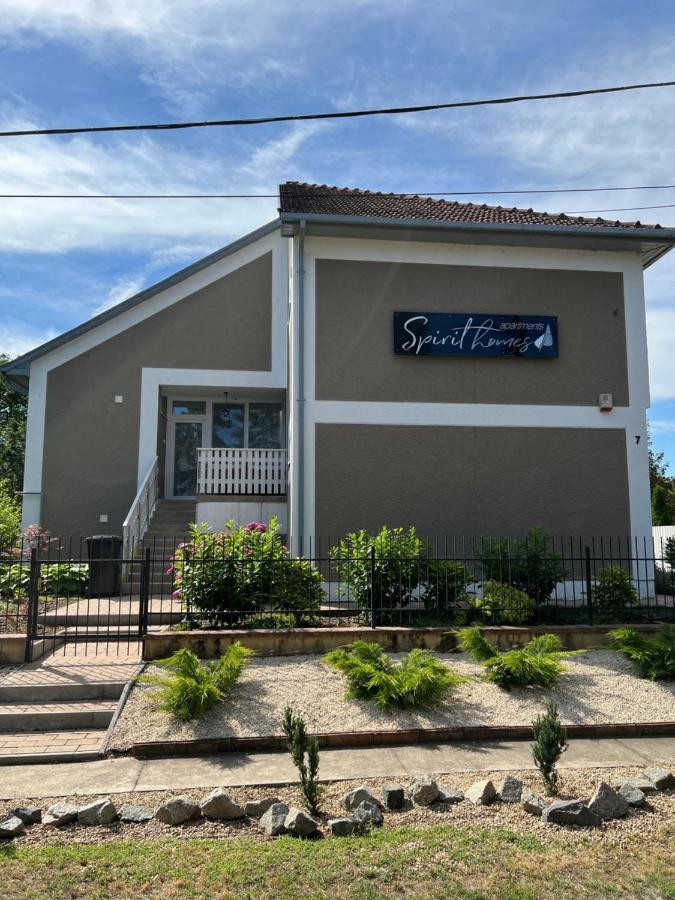 Spirit Homes Apartments Oroshaza Bagian luar foto
